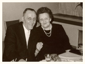 Bildausschnitt: Korrigiertes Foto; Größe des Abzugs: 13x18 cm.  Motiv: "Eheleute Bücker - Die Goldene Hochzeit".