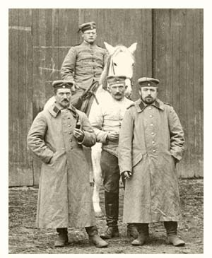 Digitale Bildunterschrift: Der neue Abzug erhält durch Bildelement von der Fotorückseite die Ausstrahlung einer Postkarte. Motiv: "1914 - Feldpost von Heinrich Bücker (v. links)".